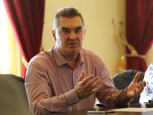 Mirel Pascu și Sergiu Crețan discutând despre politica românească