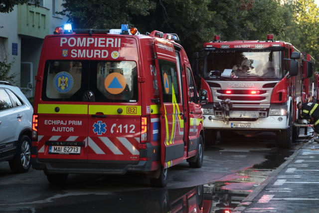 pompieri intervenind la un incendiu