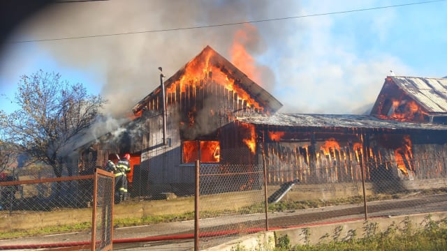 pompieri intervenind la un incendiu
