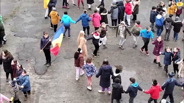 Elevi participând la activități educaționale