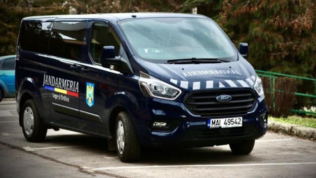 jandarmi confiscând parfumuri contrafăcute
