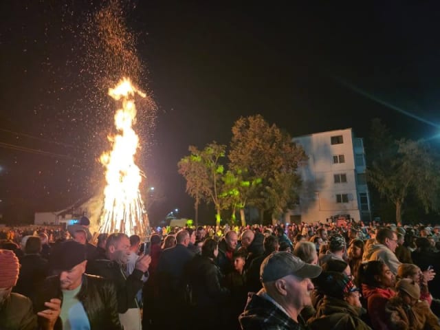 Pompieri intervenind la un incendiu