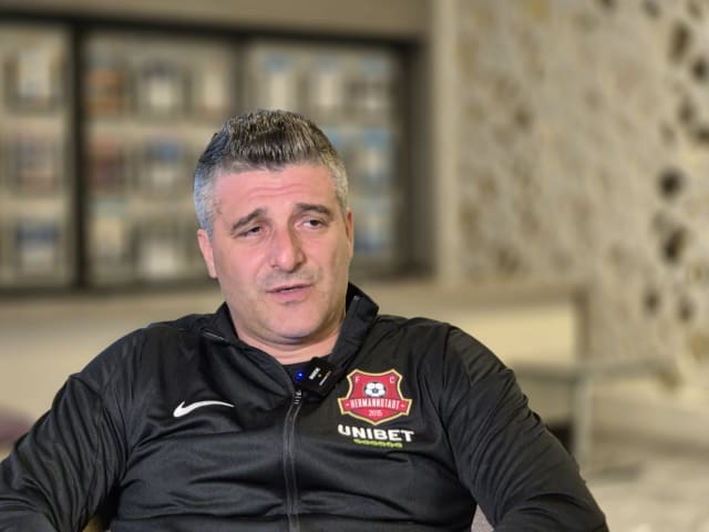 Daniel Niculae discutând despre Rapid București