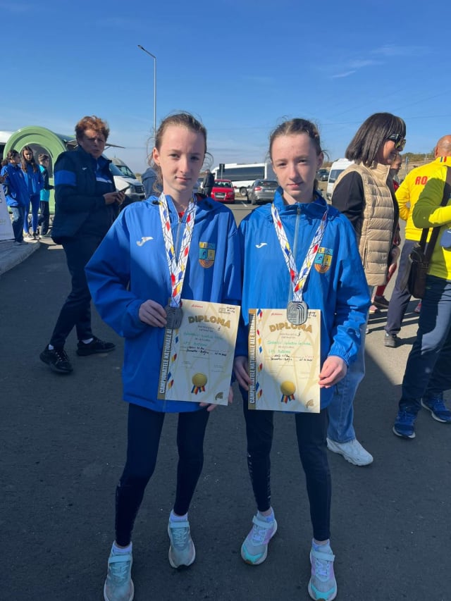 Valentina Iasmina și Beatrice Elena Cinipariu, atlete la LPS Botoșani, cu medaliile de argint