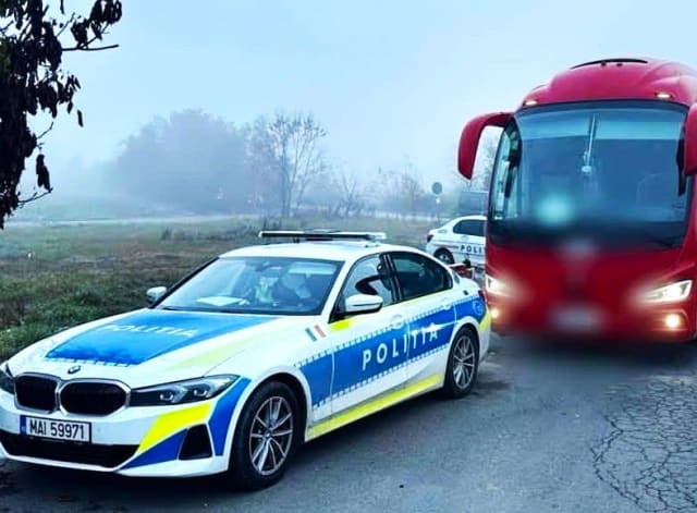 polițiști verifică șoferi de autobuz în Dâmbovița