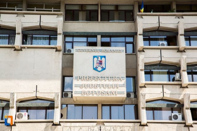 Casa cu porți încuiate și supraveghere video