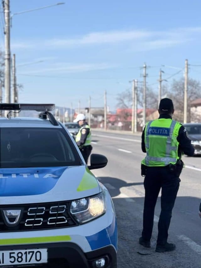 Polițist verificând șofer la volan noaptea