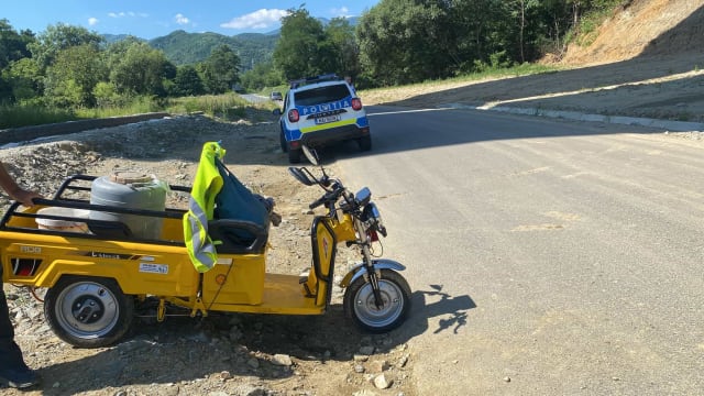 Accident rutier cu triciclu și ambulanță