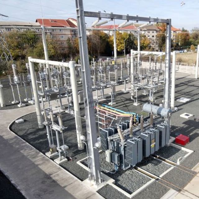 Stâlp electric și cabluri de energie