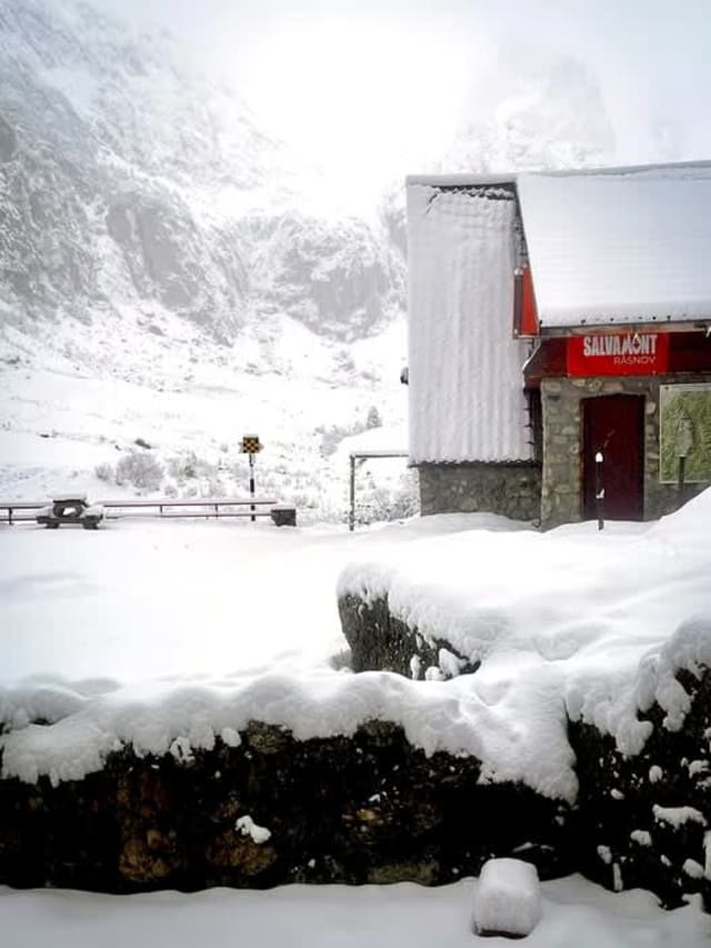 turiști echipați pentru iarnă în zona montană