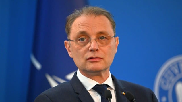 Luca Niculescu la o conferință de presă