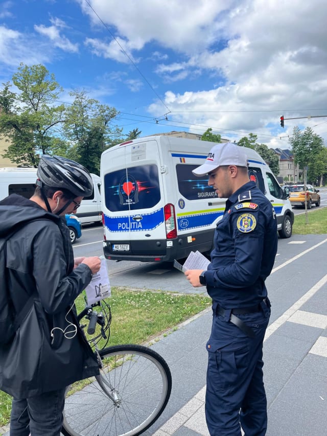 Polițist rutier la control trafic bicicliști