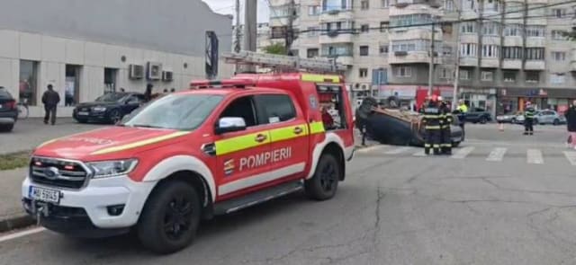 Accident auto în Timișoara, mașină răsturnată