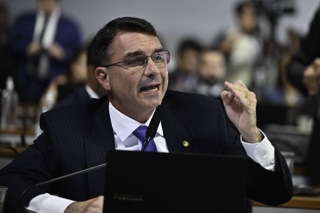 Flavio Bolsonaro în timpul unei conferințe