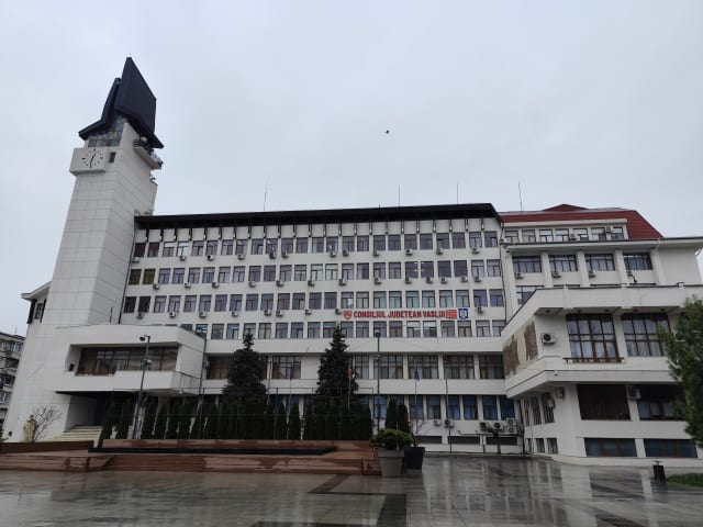 Consiliul local Vaslui discutând despre locuințe pentru tineri