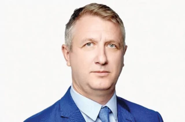 Adrian Sandu discutând despre industria auto și energia