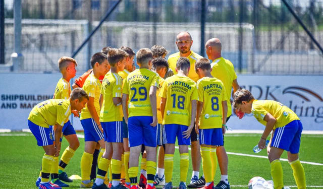 Copii jucând fotbal în Satu Mare