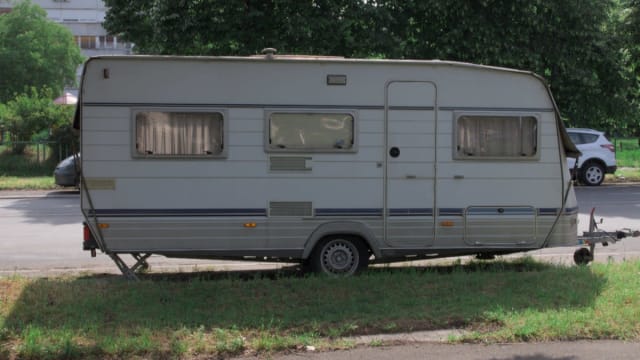 Un român locuind în rulotă într-o parcare