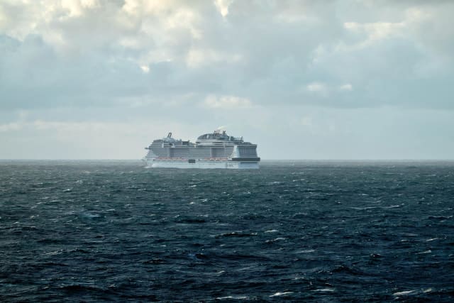 nava de croazieră Odyssey în port