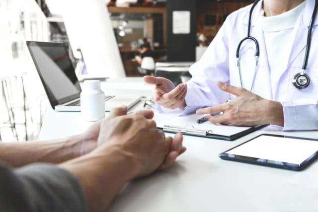 medici discutând la spital