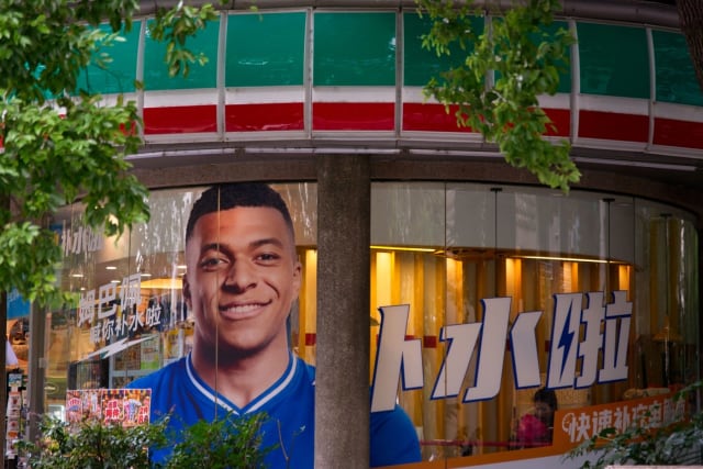 Kylian Mbappe în acțiune pe terenul de fotbal