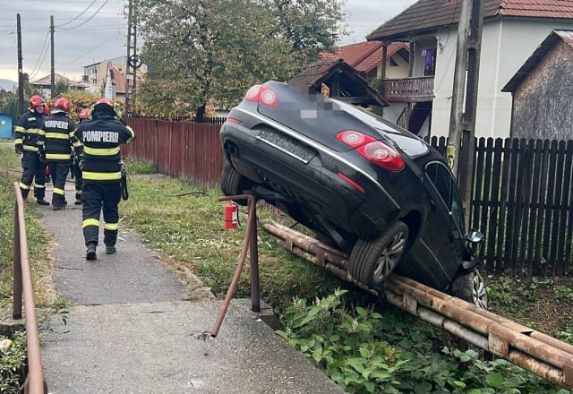 Accident rutier la Stâlpeni, autoturism și parapet