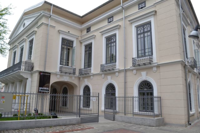 Atelier pictură la muzeu cu participanți