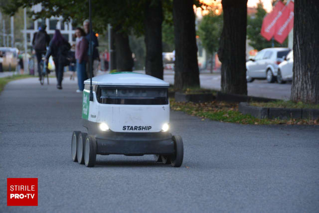 robot de livrări accidentat pe stradă