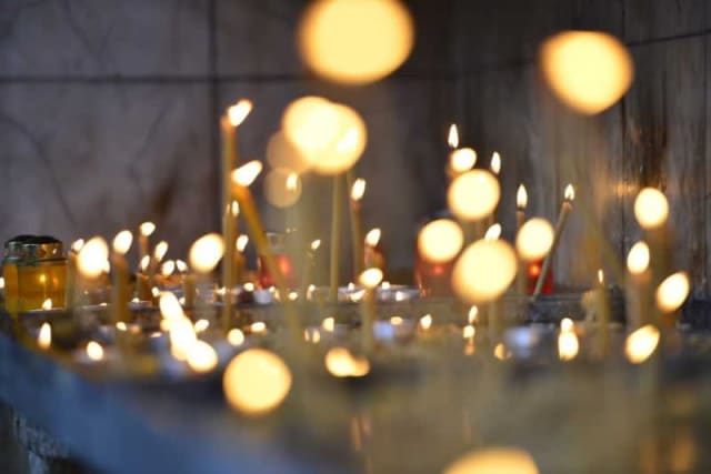 Biserica Ortodoxă sărbătorește Moșii de toamnă prin rugăciuni și pomenirea celor adormiți