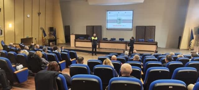 Polițiști la conferință pentru educația rutieră