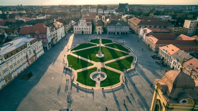 Sculptura Refugiu în Piața Unirii, Timișoara