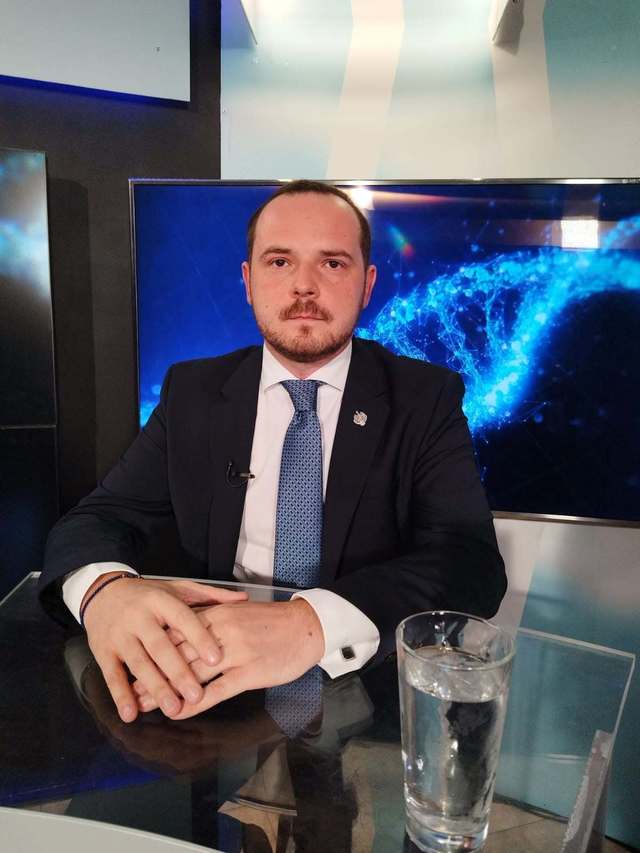 Alexandru Rogobete la o conferință de presă