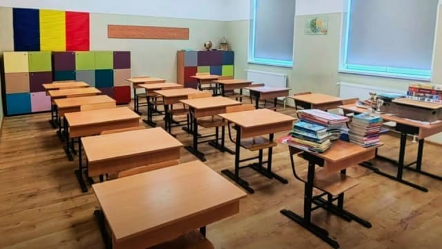 Ministrul educației discutând cu elevii și profesorii