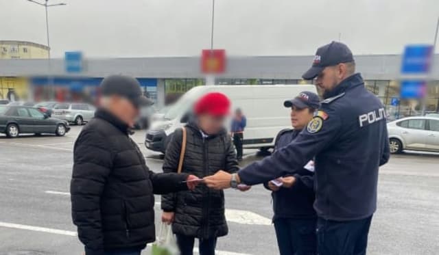 Polițiști în acțiune pentru prevenirea furturilor