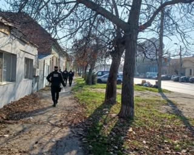 polițiști locali verificând asociații de proprietari