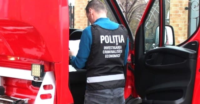 Polițiști verificând operatori economici