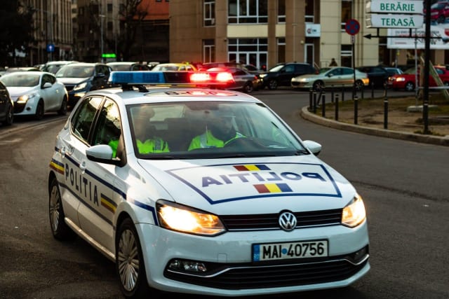 Polițiști pe strada Piezișă