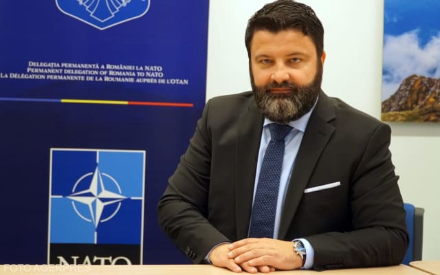 Ministrul de Externe Dan Neculăescu discutând despre securitate