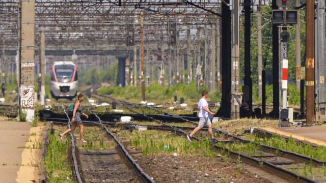 tren feroviar în stație