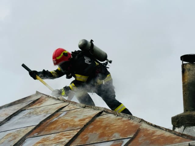Pompieri intervenind la un incendiu