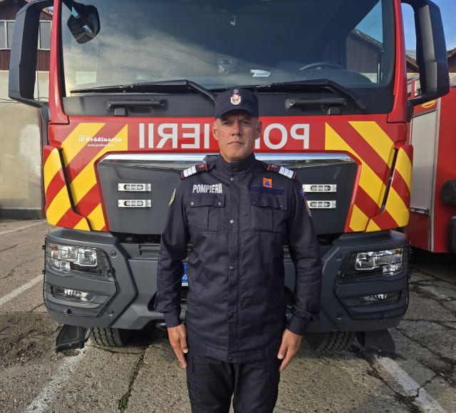 pompier în timpul intervenției, acordând primul ajutor