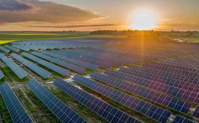parc fotovoltaic cu cabluri electrice
