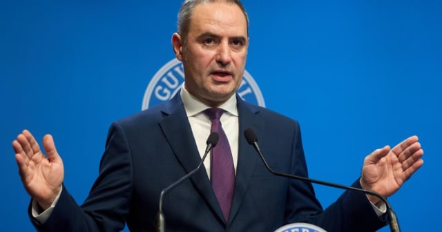 Ministrul Finanțelor discutând despre buget