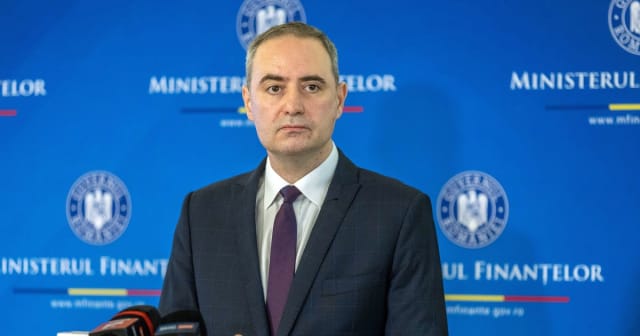 Alexandru Nazare la o conferință de presă