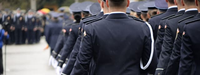 Polițist în uniformă la sediul IPJ Botoșani