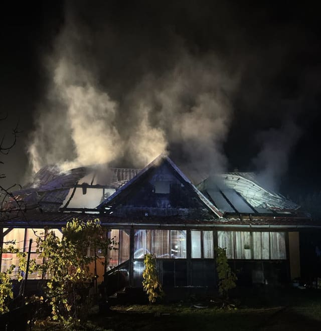Pompieri la locul unui incendiu într-o casă din Chieșd