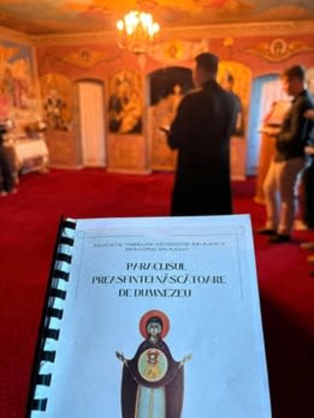 tineri ATOS la rugăciune în capela liceului ortodox