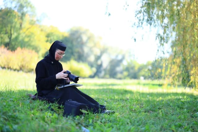 Maica Sofronia din Mănăstirea Vorona povestește despre fotografia ca rugăciune și bucurie