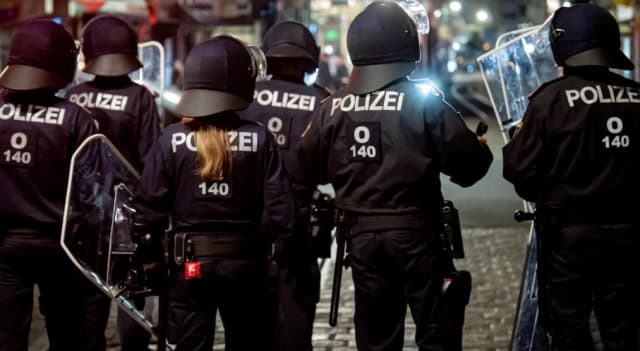 Poliție în acțiune în orașe austriece
