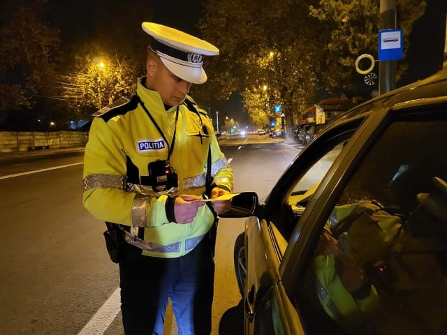 Polițiști în acțiune pe drum